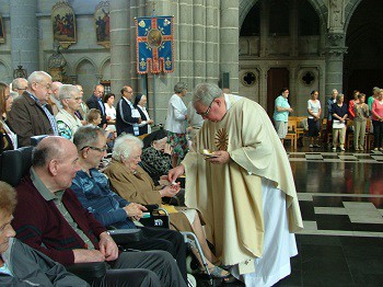 P. Daniel Taillieu donne la Communion